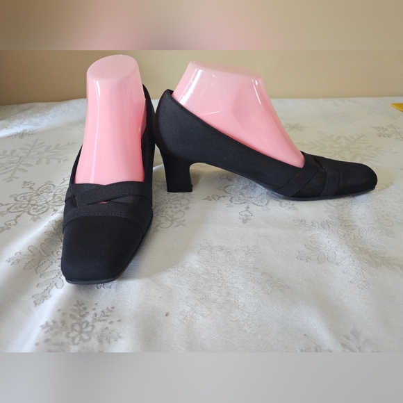 Life Stride Black Heels Classic Design Elastic Detail Sz 7.5M - Picture 2 of 11